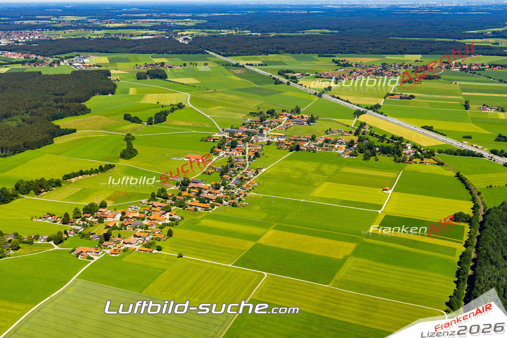 Aktuelles Luftbild von Mitterdarching Valley - Die Luftaufnahme wurde 2022 mittels UL-Flugzeug erstellt ( keine Drohne ) - hochauflösende Kamera-Systeme von  Canon -Beste Qualität - Für grossformatige Ausdrucke geeignet. Die Geschenkidee !