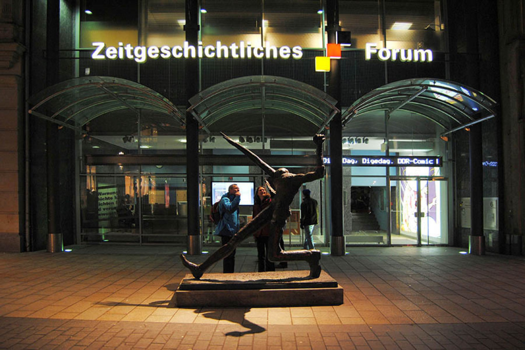 Foto: Leipzig - Der Jahrhundertschritt | Das Team hinter BILDLEXIKON LEIPZIG bündelt historische wie aktuelle Informationen über die Stadt Leipzig in Text und Bild auf einer Plattform und stellt diese der interessierten Öffentlichkeit zur Verfügung.