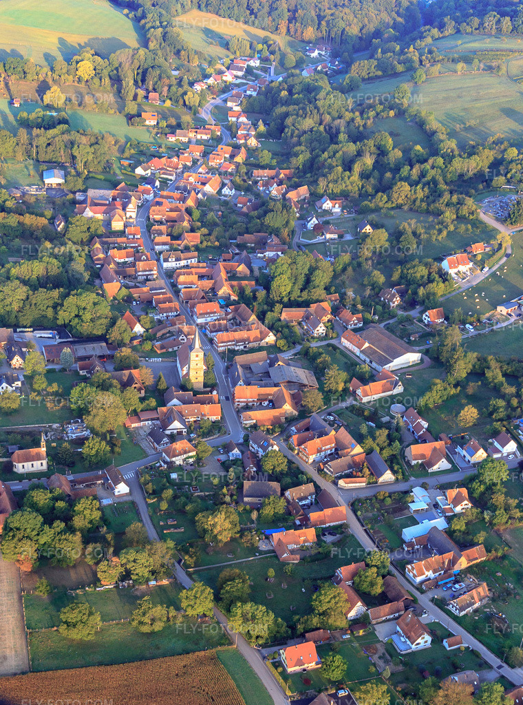 Aerial view: View of the town from the east in Drachenbronn-Birlenbach in the state Bas-Rhin, France. – Photo: IMG_139158.jpg taken on 10/01/2023 by Werner Riehm/FLY-FOTO.com – Resolution of the original: 3149 x 4242 px