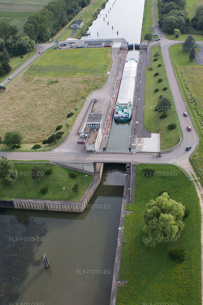 Vue aérienne: Vue de la ville à Kœnigsmacker dans le département Moselle, France. Photo: IMG_50609.jpg prise le 23/06/2012 par Werner Riehm/FLY-FOTO.euRésolution de l'original: 3168 x 4752 px