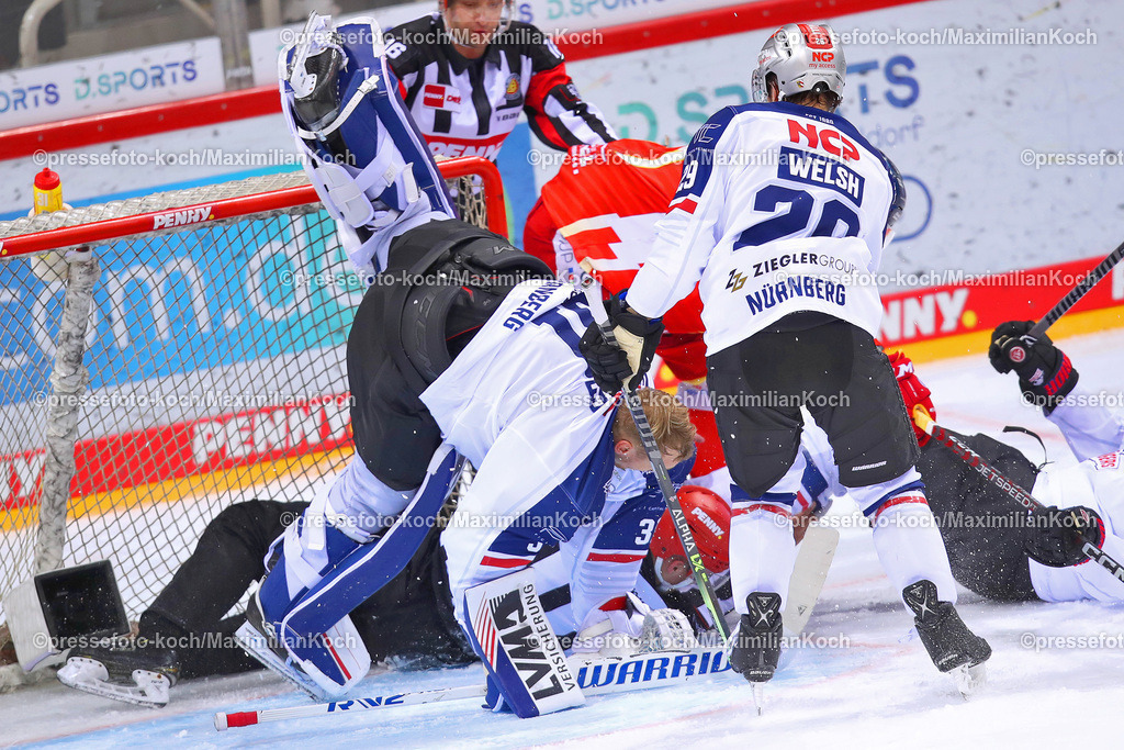 DueDEL05022302074 | Düsseldorf, 05.02.2023, Eishockey, Penny DEL, 50. Spieltag, PSD-BANK Dome, Düsseldorfer EG - Nürnberg Ice Tigers: Schiri rutscht in Torwart und bringt diesen zu Fall. Niklas Treutle, Torhüter von Nürnberg Ice Tigers liegt mit Schiedsrichter Jeroen Klijberg im Tor.