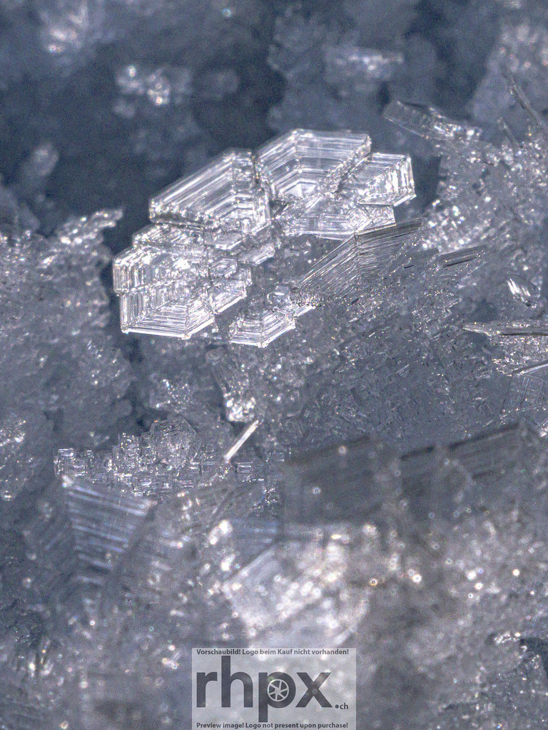 Geometrie des Winters | <p><strong>Kristall. Struktur. Kälte.</strong></p>
<p>Diese Makroaufnahme macht die verborgene Architektur der Natur sichtbar und zeigt die faszinierende Symmetrie einzelner Eiskristalle. Die kühlen Blautöne und scharfen Kanten fangen die zerbrechliche Schönheit eines frostigen Moments perfekt ein.</p>
<p>Wähle unter "Produktauswahl" dein Wunschformat: Vom klassischen Wandbild über Puzzle & Tassen bis zum digitalen Download (z.B. als Handy-Hintergrund).</p>
<br> - Realisiert mit Pictrs.com