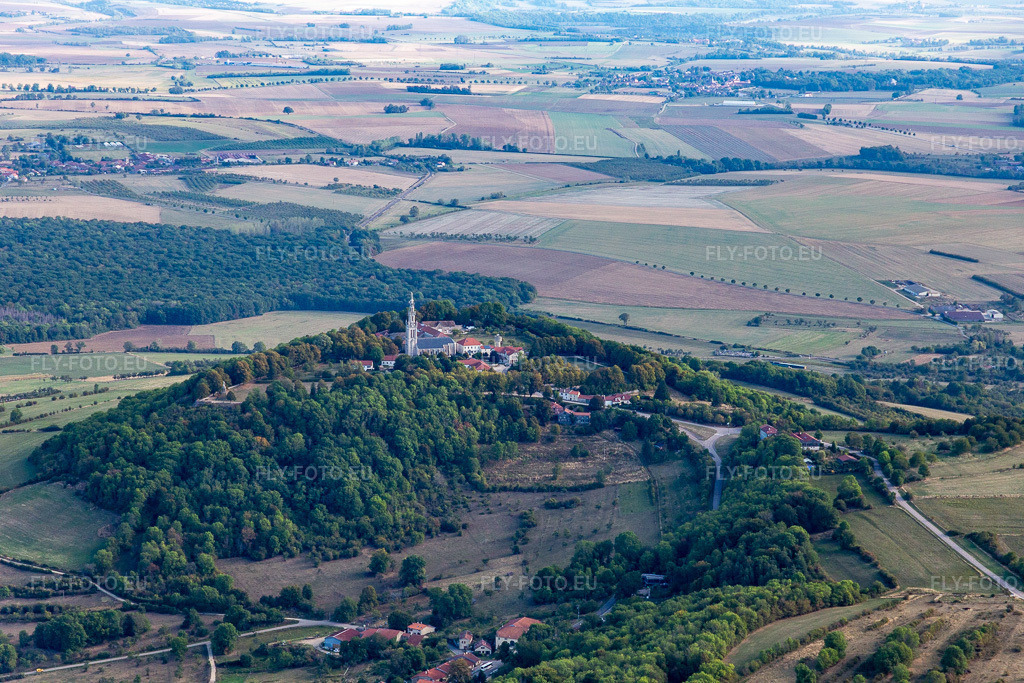 Vue aérienne: Basilique de Sion à Vaudémont dans le département Meurthe et Moselle, France. Photo: IMG_118490.jpg prise le 16/09/2019 par Werner Riehm/FLY-FOTO.eu – Résolution de l'original: 5472 x 3648 px