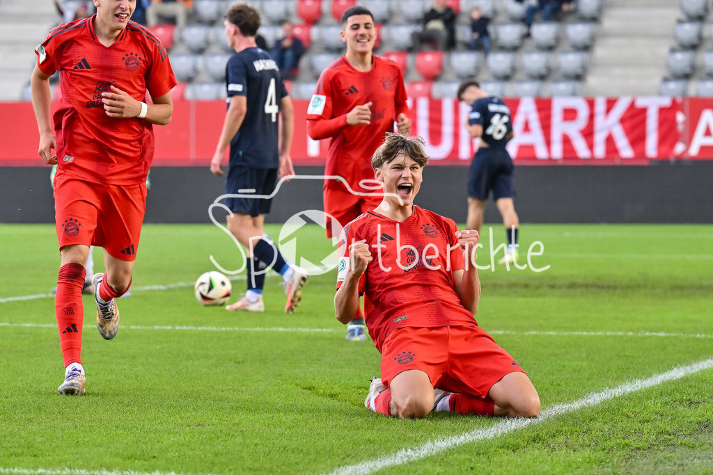 FC Bayern München U19 - SpVgg Unterhaching U19 | Jubel der Bayern nach dem Treffer zum 2-1 durch Magnus DALPIAZ (FC Bayern München U19 #2) / Freude / Happy / Tor / Torschuetze