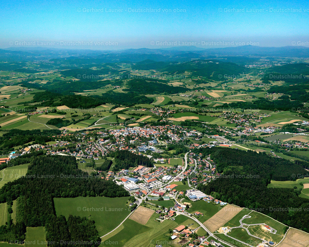 2724080 | WALDKIRCHEN 19.05.2007 Stadtgebiet mit Außenbezirken und Innenstadtbereich am Rand von landwirtschaftlichen Feldern und Ackerflächen in Waldkirchen im Bundesland Bayern, Deutschland // Urban area with outskirts and inner city area on the edge of agricultural fields and arable land in Waldkirchen in the state Bavaria, Germany Foto: Gerhard Launer