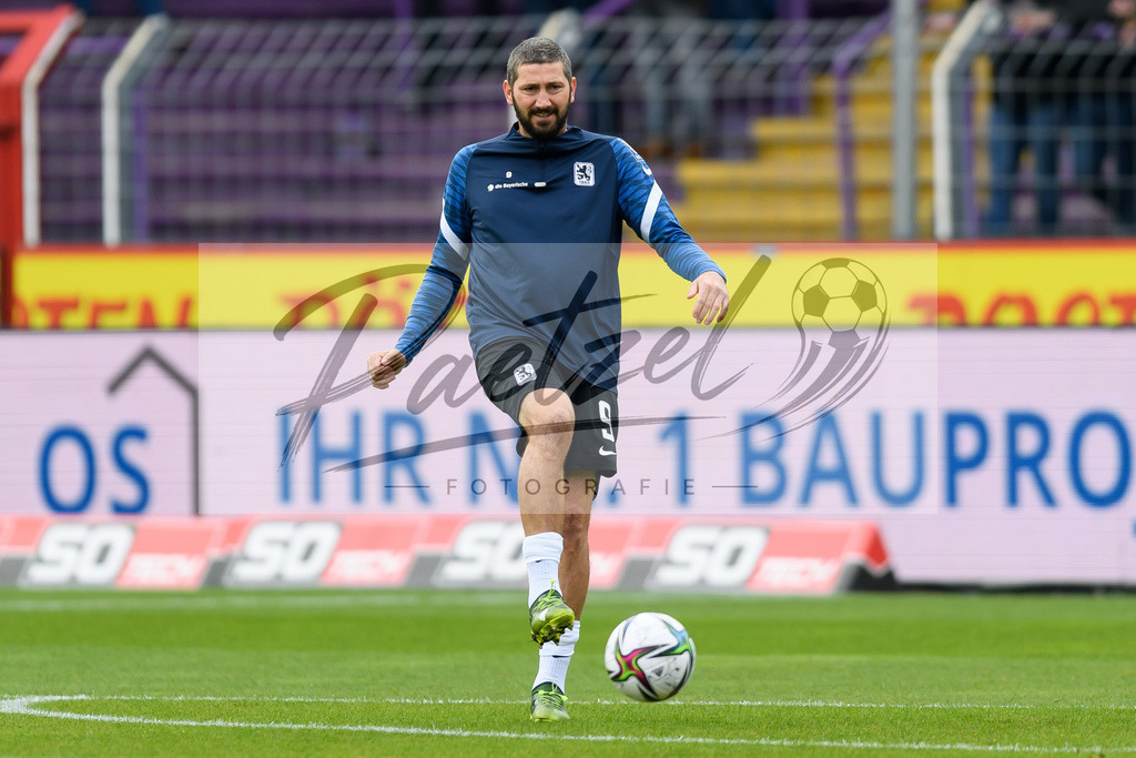 OSNTSV20211106_076 | Fussball, Herren: Sascha Moelders (TSV 1860 Muenchen) in Aktion, am Ball, Einzelaktion bei dem Spiel der 3. Liga zwischen VfL Osnabrueck und TSV 1860 Muenchen im Stadion an der Bremer Bruecke am 06.11.2021 in Osnanbrueck, Deutschland.DFB / DFL REGULATIONS PROHIBIT ANY USE OF PHOTOGRAPHS AS IMAGE SEQUENCES AND/OR QUASI-VIDEO. - Realisiert mit Pictrs.com