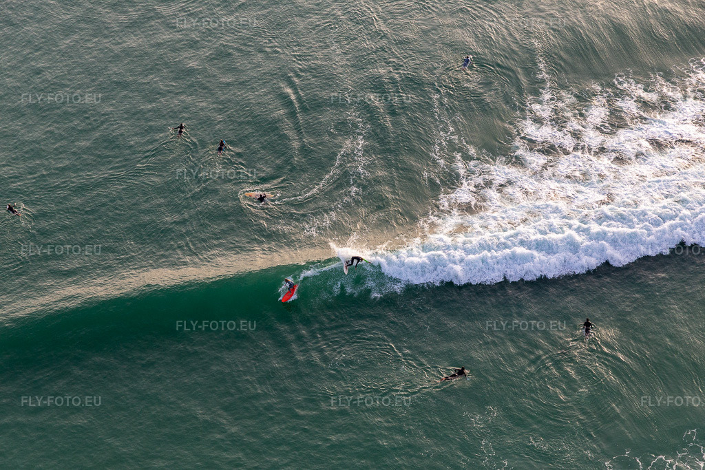 Vue aérienne: Wave surfeurs devant la Plage de Tronoën à Saint-Jean-Trolimon dans le département Finistère, France. Photo: IMG_132559.jpg prise le 17/06/2022 par Werner Riehm/FLY-FOTO.eu – Résolution de l'original: 5472 x 3648 px
