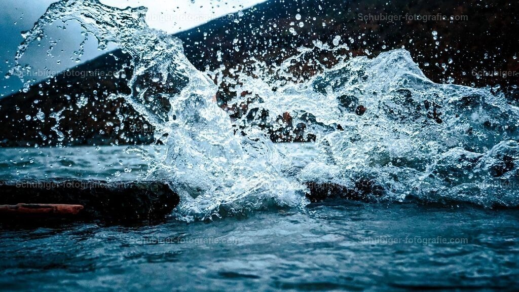 Sellenspritzer | Wellenspritzer im stürmischen See - Realisiert mit Pictrs.com