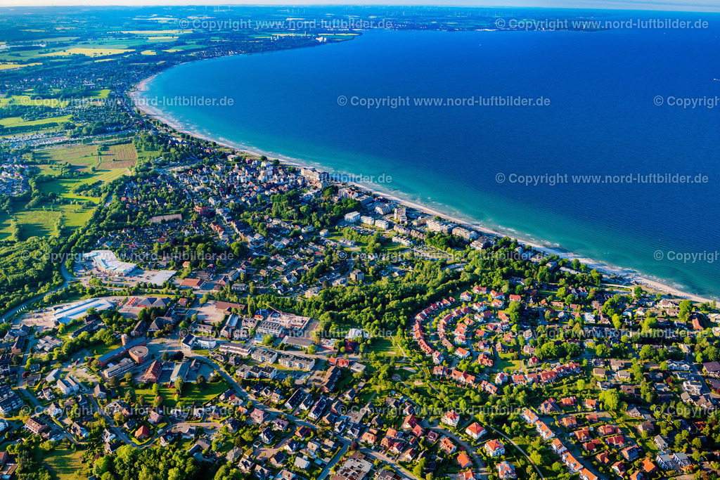 Timmendorf_ELS_8445030622 | TIMMENDORFER STRAND 03.06.2022 Ortsansicht der Straßen und Häuser der Wohngebiete in Timmendorfer Strand an der Ostsee- Küste im Bundesland Schleswig-Holstein, Deutschland. // Town View of the streets and houses of the residential areas in Timmendorfer Strand at the coast of the Baltic Sea in the state Schleswig-Holstein, Germany. Foto: Martin Elsen
