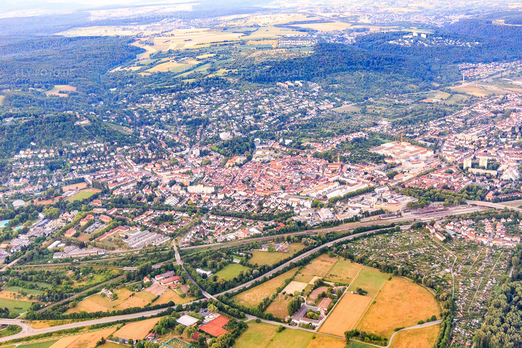Luftbild: Stadtübersicht jenseits der A5 am Morgen aus Nordwesten im Ortsteil Durlach in Karlsruhe im Bundesland Baden-Württemberg in Deutschland. Foto: IMG_101509.jpg vom 08.07.2017 durch Werner Riehm/FLY-FOTO.de