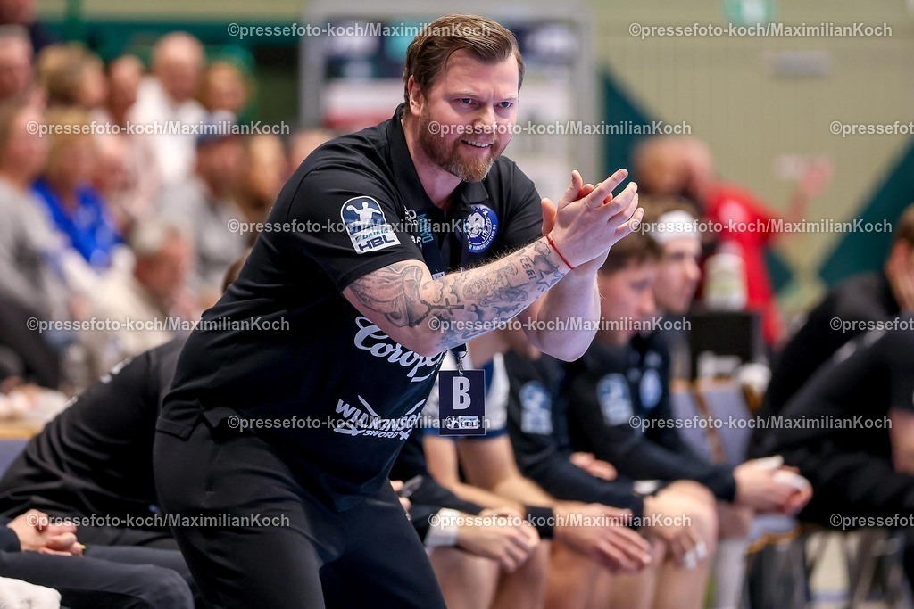 BHC11122501025 | 11.12.2025, Handball, HBL, Bergischer HC - ThSV Eisenach, Unihalle Wuppertal: Cheftrainer Arnor Gunnarsson (BHC #hc) gestikulierend am Spielfeldrand  
