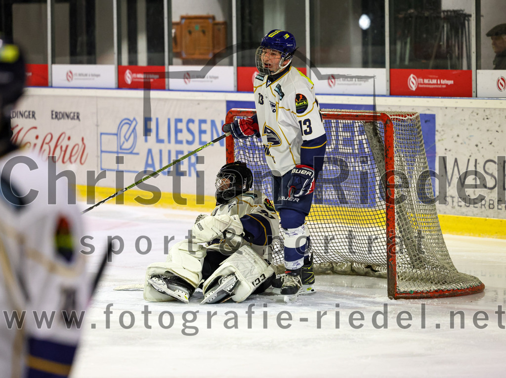 2022-11-26_053_TSV_Erding_gegen_ESC_Geretsried | Erding, Deutschland, 26.11.2022:
Eishockey, Bayernliga U20 2022 / 2023, xx. Spieltag, TSV Erding gegen ESC Geretsried, Endergebnis: 5:3

Torwart Jan Philipp Marco (ESC Geretsried, #30), Lucas Lieb (ESC Geretsried, #13)

Foto: Christian Riedel / fotografie-riedel.net