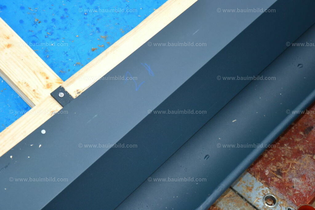 bib-lg11-spenglerarbeiten-0114 | Nach LV-Leistungsgruppen sortierte Detailfotos über den Bau eines Hauses. Alle Hausbau-Bilder direkt vom Urheber und Autor der Website Haus-Selber-Bauen.com