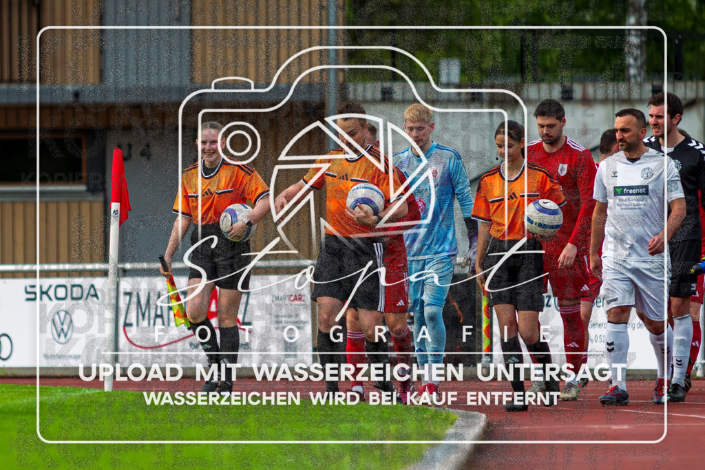 Bezirksliga Herren LG - TV Jahn Schneverdingen II vs. Buchholzer FC | Jonas Heine (Schiedsrichter), Lina-Talea Renner (Schiedsrichterassistentin), Lina Sophie Brandt (Schiedsrichterassistentin); Bezirksliga Herren LG - TV Jahn Schneverdingen II vs. Buchholzer FC am 15.05.26 in Osterwald-Stadion, Schneverdingen - Realisiert mit Pictrs.com
