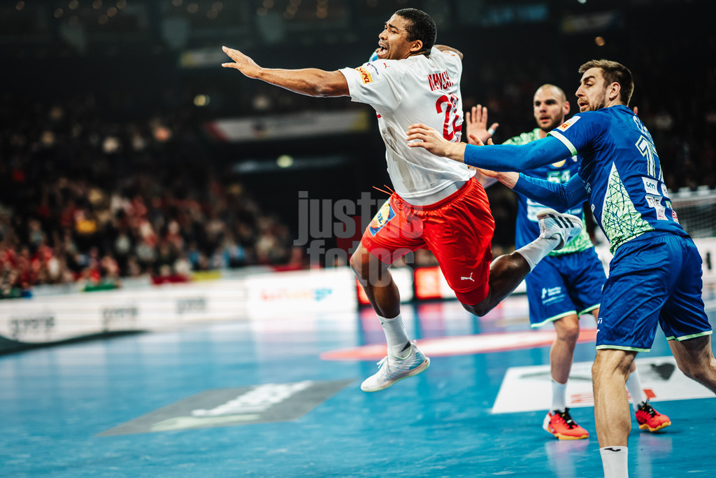 Handball | Herren | EHF EURO 2024 | European Championshop Men 2024 Final Tournament | Slowenien vs. Dänemark | 23.01.2024 | Mads Mensah Larsen (#22, Dänemark, DEN) beim Wurf aufs Tor