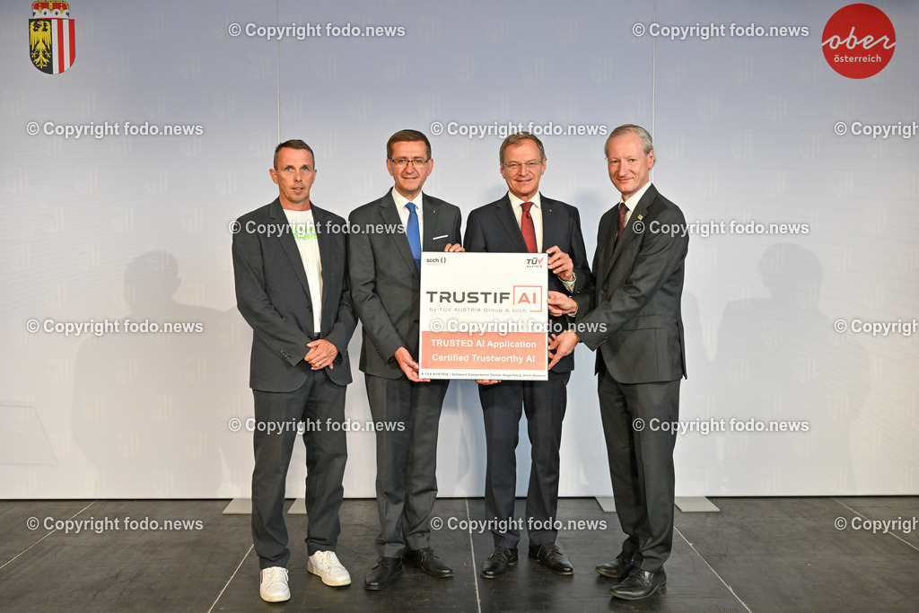 Pressekonferenz_ Land Ooe_  Oesterreichs erstes KI-Zertifizierungszentrum startet in Ooe_ 27.07.2023-29 | 27.07.2023, OK Mediendeck Linz, AUT, Pressekonferenz Stelzer,Achleitner,Haas,Manz - Oesterreichs erstes KI-Zertifizierungszentrum startet in Ooe, TUEV Austria und Software Competence Center Hagenberg eroeffnen gemeinsamen KI-Test- und Qualifizierungshub, im Bild Markus Manz (CEO Software Competence Center Hagenberg (SCCH)), LR Markus Achleitner (VP), LH Thomas Stelzer (VP), Stefan Haas (CEO TUEV Austria)