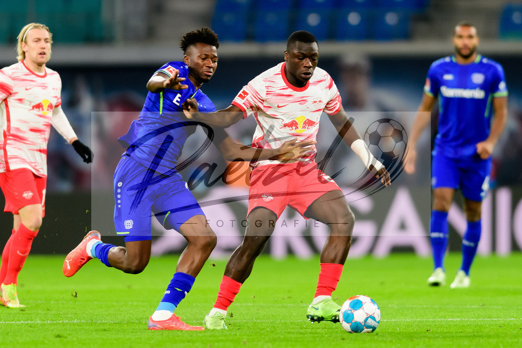 RBLLEV20211128_185 | Fussball, Herren: Edmond Tapsoba (Bayer 04 Leverkusen) und Brian Brobbey (RB Leipzig) im Zweikampf bei dem Spiel der 1. Bundesliga zwischen RB Leipzig und Bayer 04 Leverkusen in der Red Bull Arena am 28.11.2021 in Leipzig, Deutschland.DFB / DFL REGULATIONS PROHIBIT ANY USE OF PHOTOGRAPHS AS IMAGE SEQUENCES AND/OR QUASI-VIDEO. - Realisiert mit Pictrs.com
