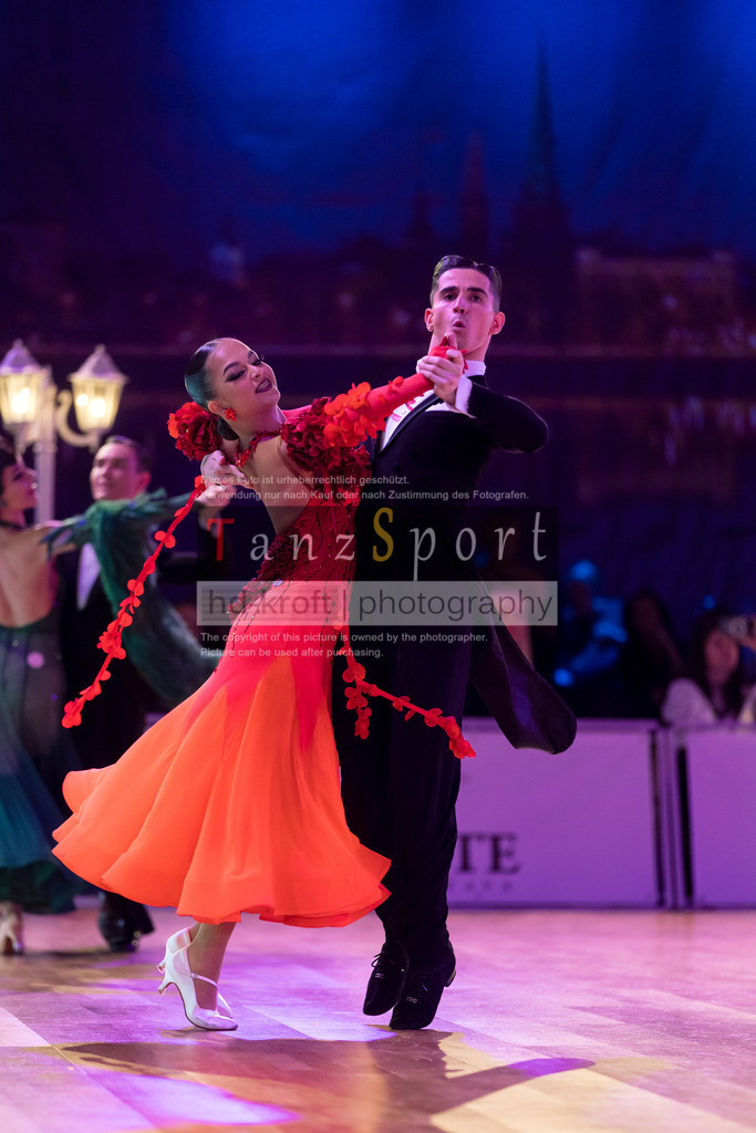 20241215_WDSF_Int_Open_Std-Riga-8939 | Tanzsportbilder, Standardtanz, Lateintanz, WDSF, DTV, LTVB, dancecomp, goc, hessen tanzt, blaues band der spree, walzer, tango, wiener walzer, slowfox, quickstepp, samba, rumba, cha-cha-cha, paso doble. jive, hd-kroft photography, turniertanzsport
