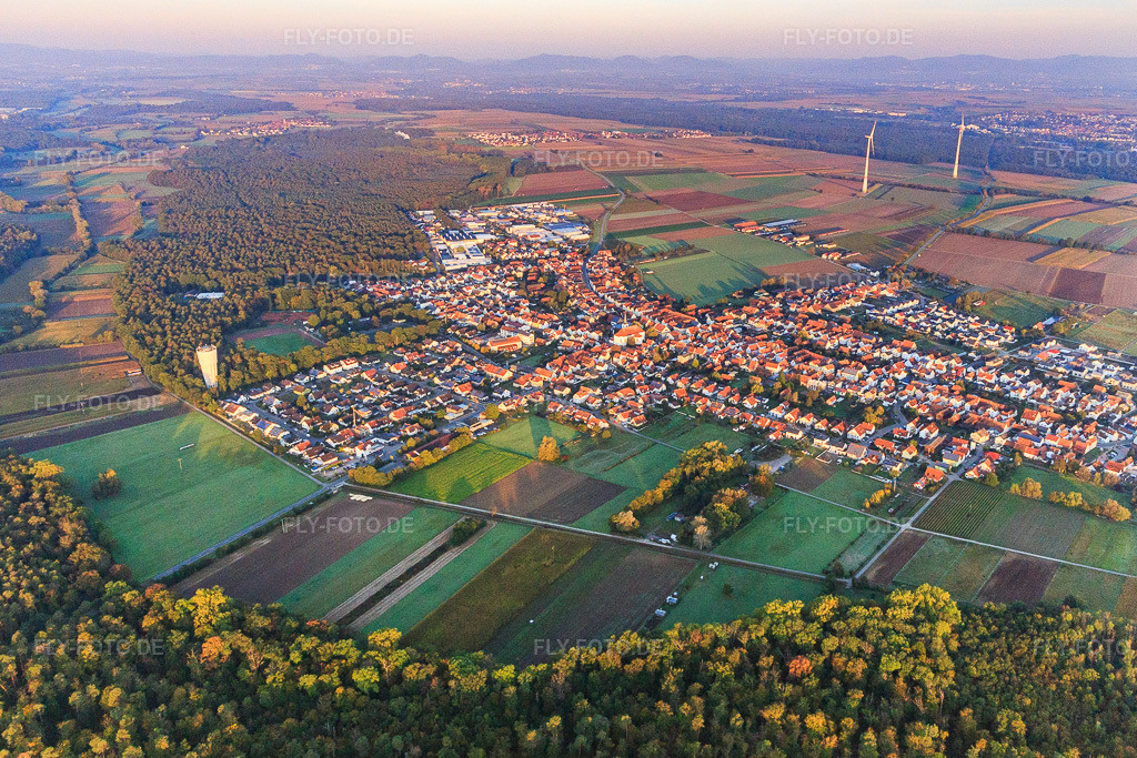 Luftbild: Ortsansicht von Südosten in Hatzenbühl im Bundesland Rheinland-Pfalz in Deutschland. Foto: IMG_129747.jpg vom 10.10.2021 durch Werner Riehm/FLY-FOTO.de