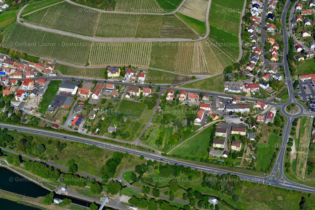 3650315 | HEIDINGSFELD 31.08.2016 Ortskern am Rande von Weinbergen und Winzer- Gütern im Weinbaugebiet in Heidingsfeld im Bundesland Bayern, Deutschland // Town center on the edge of vineyards and wineries in the wine-growing area in Heidingsfeld in the state Bavaria, Germany Foto: Gerhard Launer