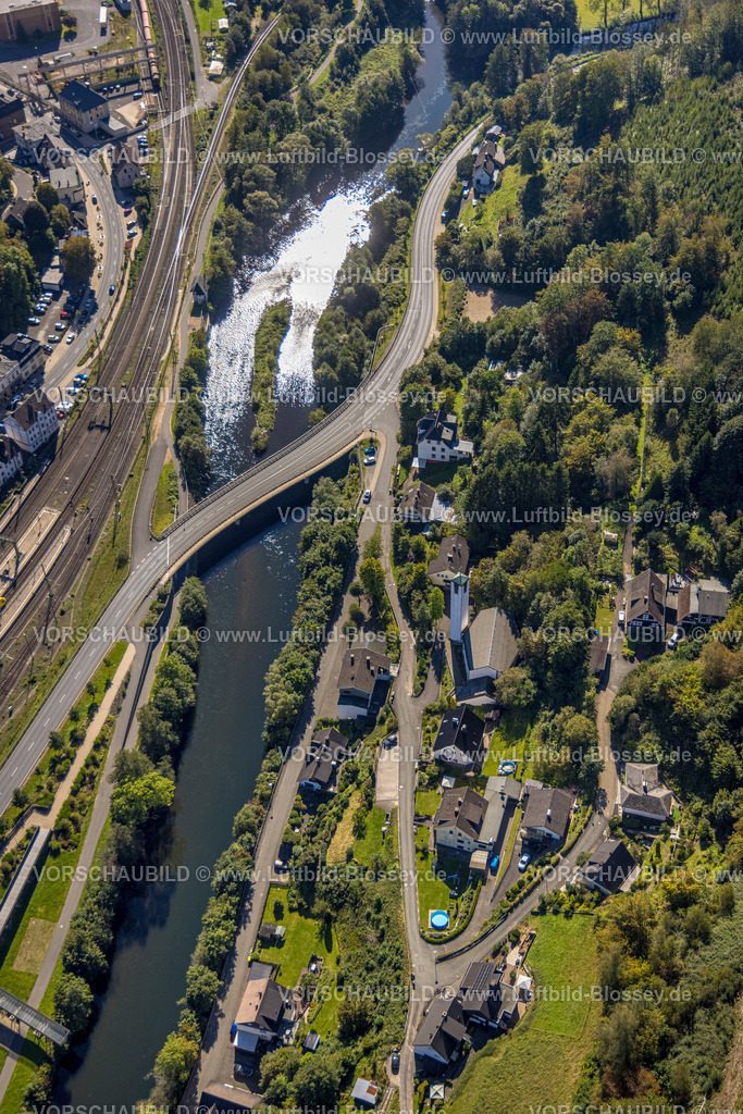 Finnentrop230908616 | Luftbild, Lennepark, Attendorner Straße mit Brücke über den Fluss Lenne, evang. Christuskirche, Altfinnentrop, Finnentrop, Sauerland, Nordrhein-Westfalen, Deutschland