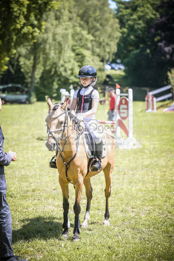 DOS_4699 | Entdecke hochwertige Reitturnierfotos von Foto Oger. Professionell, emotional und authentisch – jetzt Lieblingsmomente im Shop bestellen.Deutschlandweite Turnierfotografie. - Realisiert mit Pictrs.com