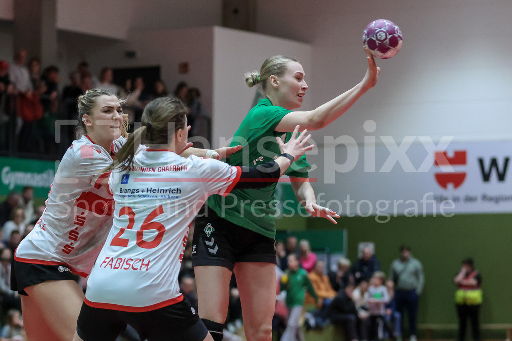 Handball, 2. Bundesliga Frauen, SV Werder Bremen - HSV Solingen-Gräfrath 76 | v.li.: Paulina Uscinowicz (HSV Solingen-Gräfrath 76, 78), Melina Fabisch (HSV Solingen-Gräfrath 76, 26) und Emma Ruwe (SV Werder Bremen, 27) im Zweikampf, Duell, Spielszene, Aktion, Action