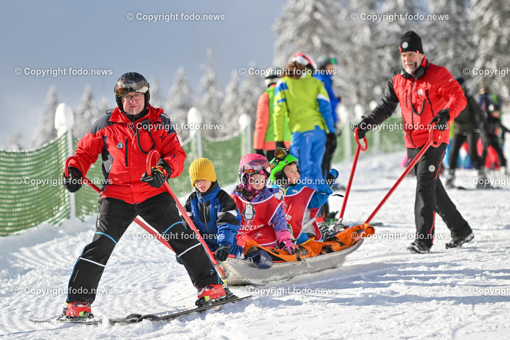 Hochficht_ Skigebiet_ Boehmerwald_ 04.02.2023-42 | 04.02.2023, Hochficht, AUT, Skigebiet Hochficht, Boehmerwald, im Bild Bergrettung Boehmerwald bei einer Vorfuehrung - Abtransport mit Akia

Ludwig Gabriel und Reinhold Petz (Bergrettung)
