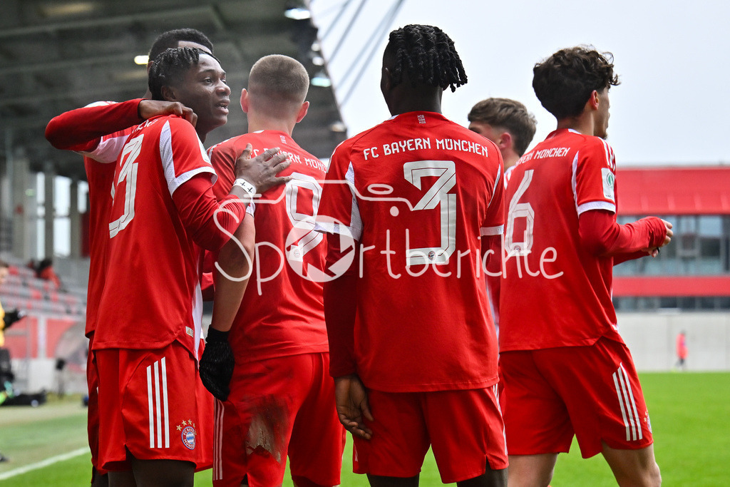 FC Bayern München - Hannover 96 | MUNICH, GERMANY - 15. FEBRUARY: Jubel der Bayern nach dem Treffer zum 3-1 durch Uzorchukwu EGWUATU (FC Bayern München U19 13) / Tor / Torschuetze / Freude / Happy während dem Spiel zwischen der U19 des FC Bayern München und der U19 von Hannover 96 am 2. Spieltag der Hauptrunde der U19-DFB-Nachwuchsliga am FC Bayern Campus