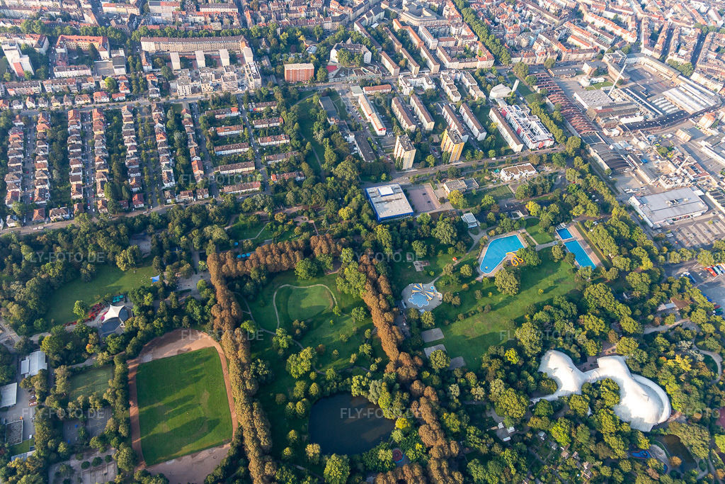 Luftbild: Schwimmbecken des Freibades Herzogenriedbad im Herzogenriedpark im Ortsteil Neckarstadt-Ost in Mannheim im Bundesland Baden-Württemberg in Deutschland. Foto: IMG_116981.jpg vom 25.08.2019 durch Werner Riehm/FLY-FOTO.de