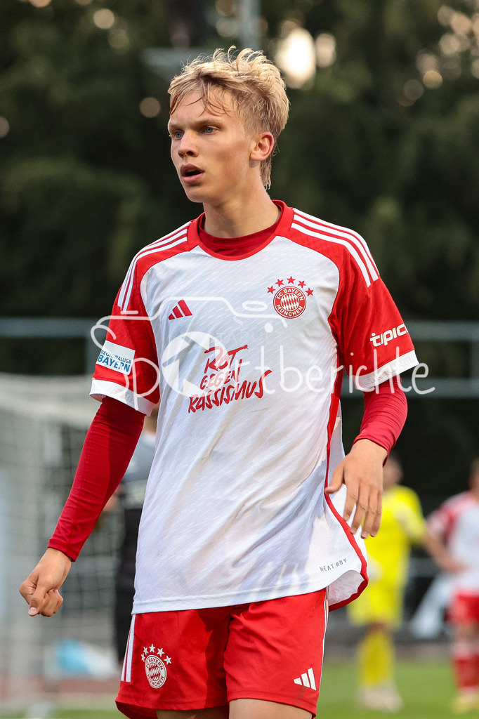SV Wacker Burghausen - FC Bayern Amateure | Frans KRAETZIG (FCB #13) in Aktion / Freisteller / Einzelfoto