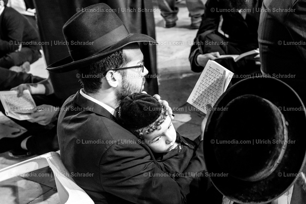 201608_Israel-114 | Klagemauer in Jerusalem am 9. Aw. „Alle sind zum Gebet gegangen – auch die Mutter und der Babysitter!“ - Realisiert mit Pictrs.com