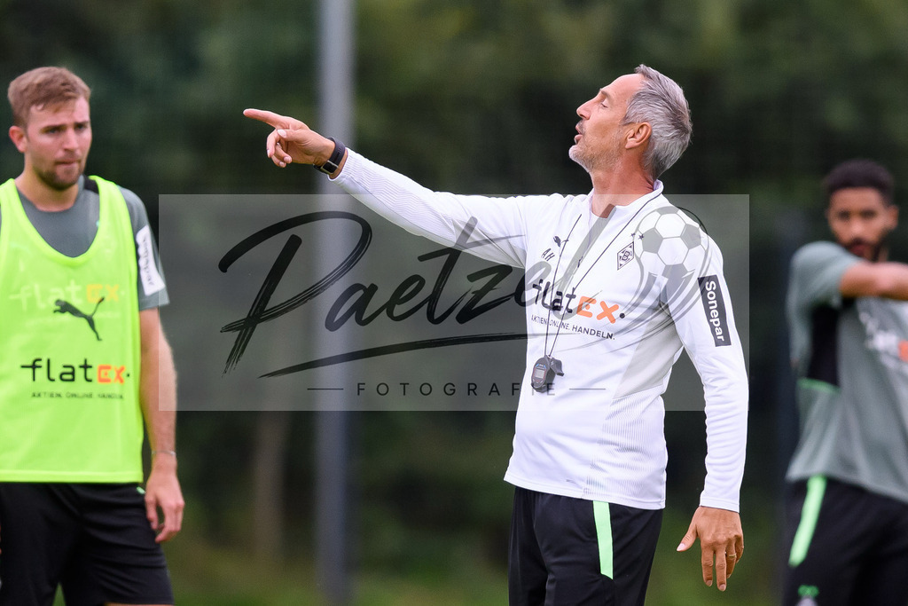TRABMG20210719_079 | Fussball, Herren: Trainer Adi Huetter (Borussia Moenchengladbach) gestikuliert beim Training von Borussia Moenchengladbach waehrend des Trainingslagers auf dem Trainingsplatz am Hotel Klosterpforte am 19.07.2021 in Harsewinkel, Deutschland. - Realisiert mit Pictrs.com