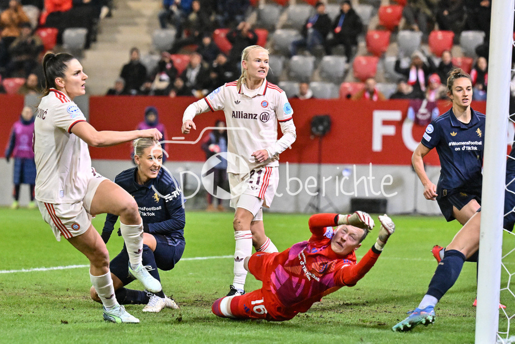 FC Bayern München Frauen - Juventus Turin Frauen | in dieser szene trifft Jovana DAMNJAVOVIC (FCB #9) zum 1-0 fuer die FCB Frauen / Tor / Treffer / Womens Champions League: FC Bayern Frauen - Juventus FC, FC Bayern Campus am 12.12.2024