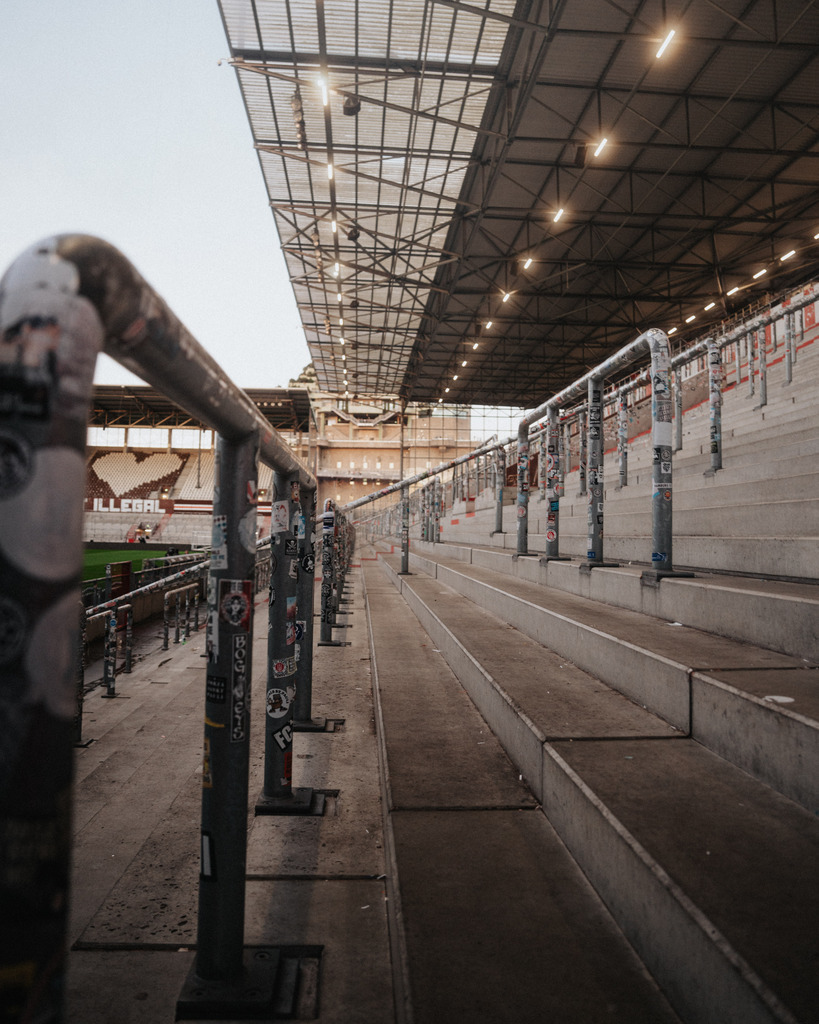 FCP08092 | Der offizielle Shop für FC St. Pauli Fotos. Wähle aus Spielszenen & Fanmomenten dein FCSP Wunschformat. Wir liefern Millerntor-Atmosphäre.
