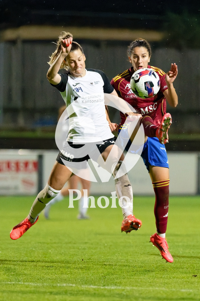 DZ8_7188_c | Switzerland: AXA Womens Super League 2025/26, Servette FC Chenois Feminin vs FC Aarau Frauen - Stade des Trois-Chene, Chene-Bourge: Ghoutia Habiba Karchouni (10 Servette FC Chenois Feminin) Celia Hofer (27 FC Aarau Frauen) battle for the ball (duel) 