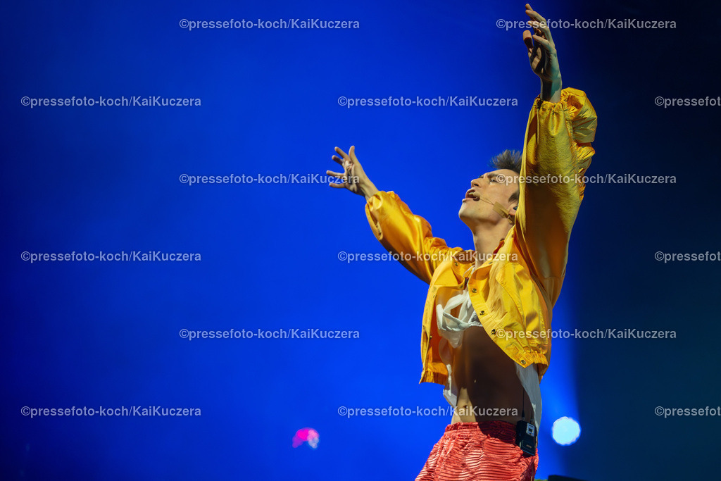 KKU29112401004 | 29.11.2024, xkkux, Düsseldorf, Mitsubishi Electric HALLE, Der britischer Sänger Jacob Collier performt bei seinem Konzert im Rahmen der DJESSE UK AND EUROPE TOUR