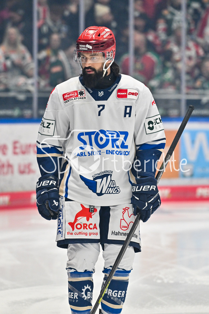 Augsburger Panther - Schwenninger Wild Wings | AUGSBURG, GERMANY - 02. JANUARY: im Bild Dominik BITTNER (Schwenninger Wild Wings 7) / Einzelfoto / Freisteller vor dem Match zwischen den Augsburger Panthern und den Schwenninger Wild Wings am 35. Spieltag der Penny DEL im Curt Frenzel Stadion