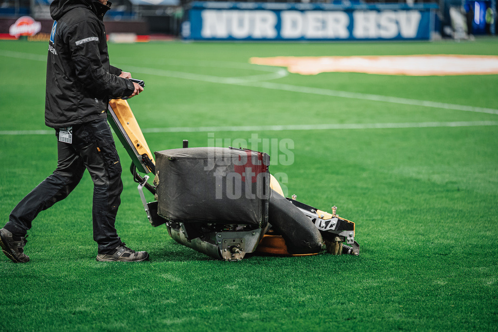 Fußball | Männer | Saison 2025/2026 | 1. Fußball-Bundesliga | 31. Spieltag | Hamburger SV vs. TSG Hoffenheim | 25.04.2026 | Greenkeeper mähen den Rasen nach dem Spiel