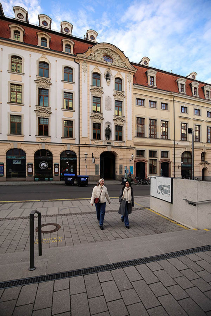Foto: Leipzig - Kaiser-Maximilian-Denkmal und Städtisches Kaufhaus | Das Team hinter BILDLEXIKON LEIPZIG bündelt historische wie aktuelle Informationen über die Stadt Leipzig in Text und Bild auf einer Plattform und stellt diese der interessierten Öffentlichkeit zur Verfügung.