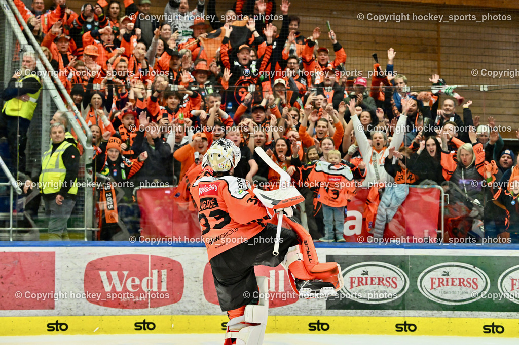 EC IDM WÄRMEPUMPEN VSV vs. MOSER MEDICAL GRAZ99ERS | Graz 99ers Fans feiern mit #33 Maxime Lagacé Graz 99ers, EC IDM WÄRMEPUMPEN VSV vs. MOSER MEDICAL GRAZ99ERS, EC IDM WÄRMEPUMPEN VSV vs. MOSER MEDICAL GRAZ99ERS am 17.03.2026 in Villach (Stadthalle Villach), Austria, (Photo by Bernd Stefan)