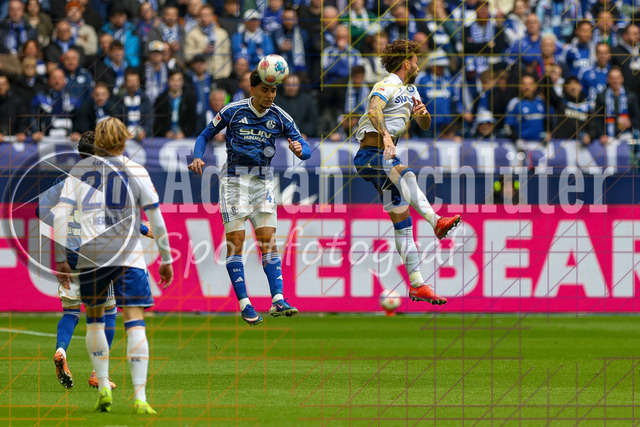 05.04.2026, GER, Fussball, Herren, 2. BL, Saison 2025/2026, FC Schalke 04 - Karlsruher SC | Mertcan Ayhan (S04) und Fabian Schleusener (KSC) im Kampf um den Ball