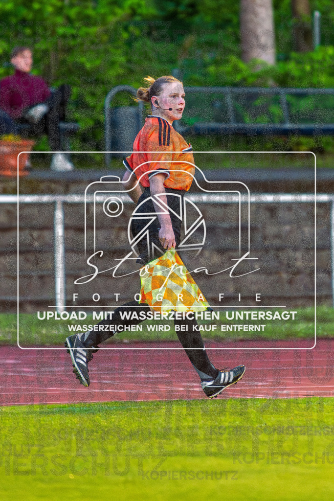 Bezirksliga Herren LG - TV Jahn Schneverdingen II vs. Buchholzer FC | Lina Sophie Brandt (Schiedsrichterassistentin); Bezirksliga Herren LG - TV Jahn Schneverdingen II vs. Buchholzer FC am 15.05.26 in Osterwald-Stadion, Schneverdingen - Realisiert mit Pictrs.com