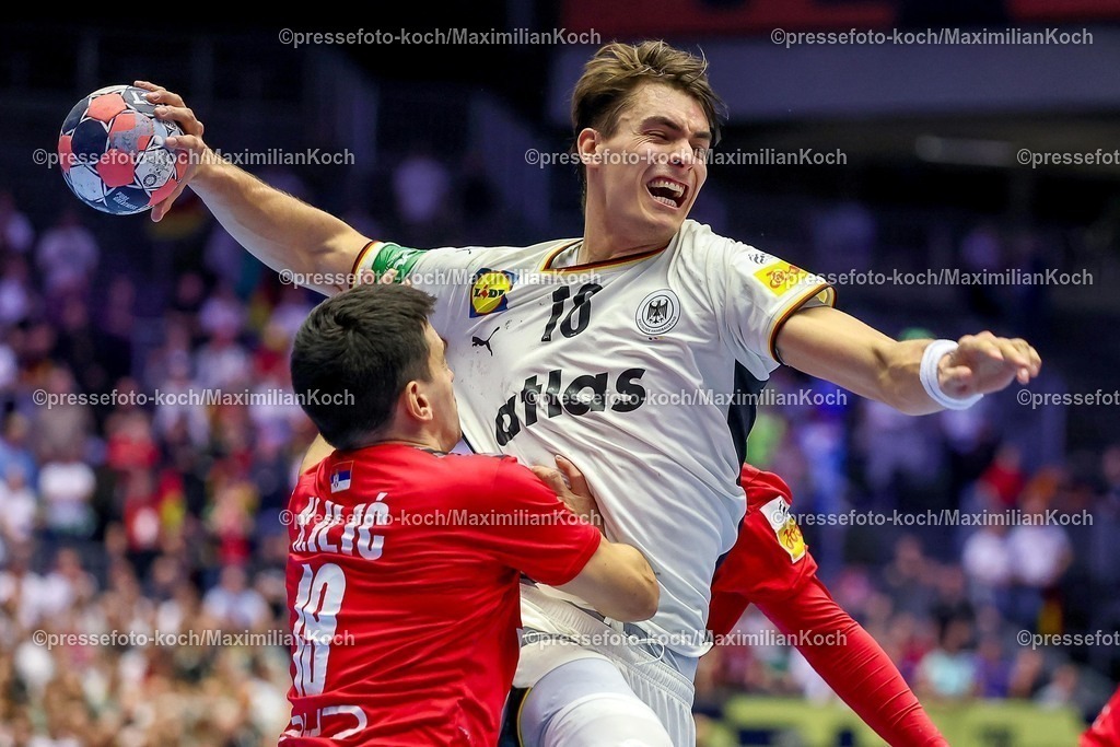 EHF17012602061 | 17.01.2026, Handball, Men's EHF EURO 2026, Deutschland - Serbien, Jyske Bank Boxen in Herning, Dänemark, Preliminary Round:  Julian Köster (Germany #18) im Zweikampf gegen   Nemanja Ilic (Serbien #19) 