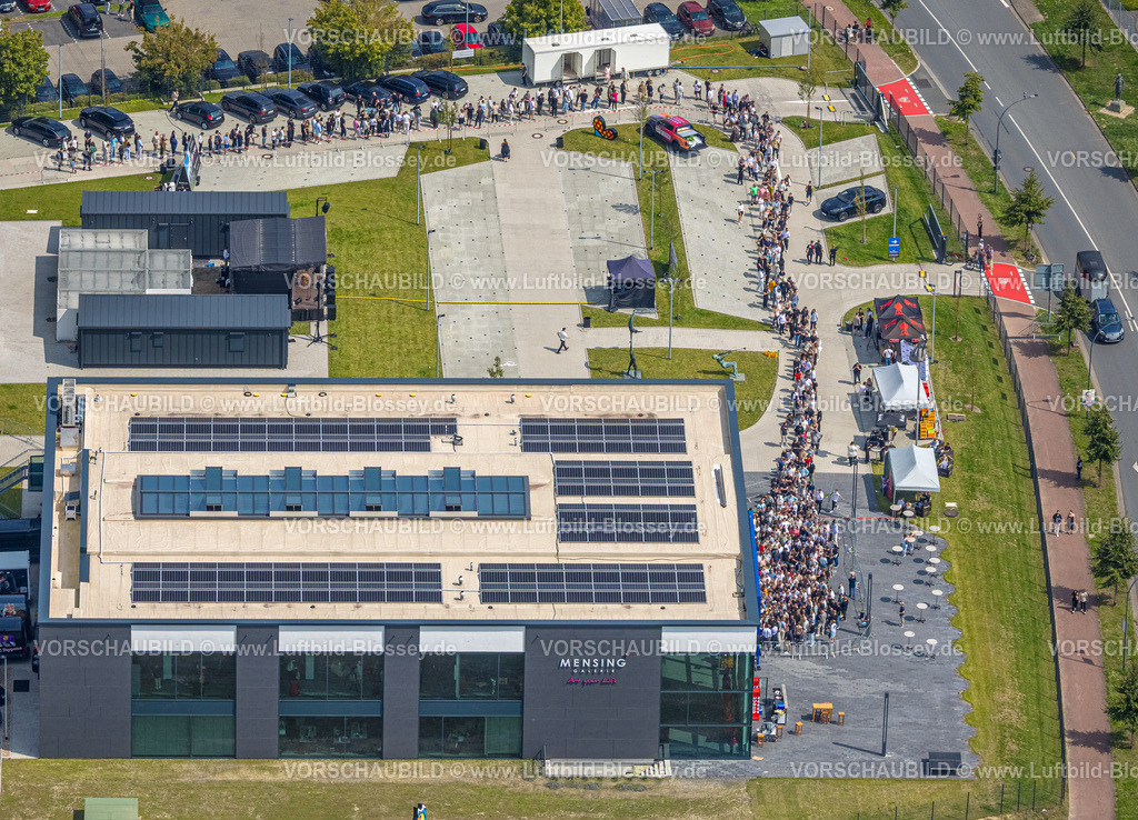 Hamm250808660-2 | Luftbild Hamm Kunstgalerie Mensing, Event, 1000 Besucher werden in der Kunstgalerie Art Cube erwartet, Ex-Rapper Kollega tritt auf, Besucherschlange, Rhynern, Hamm, Nordrhein-Westfalen, Deutschland