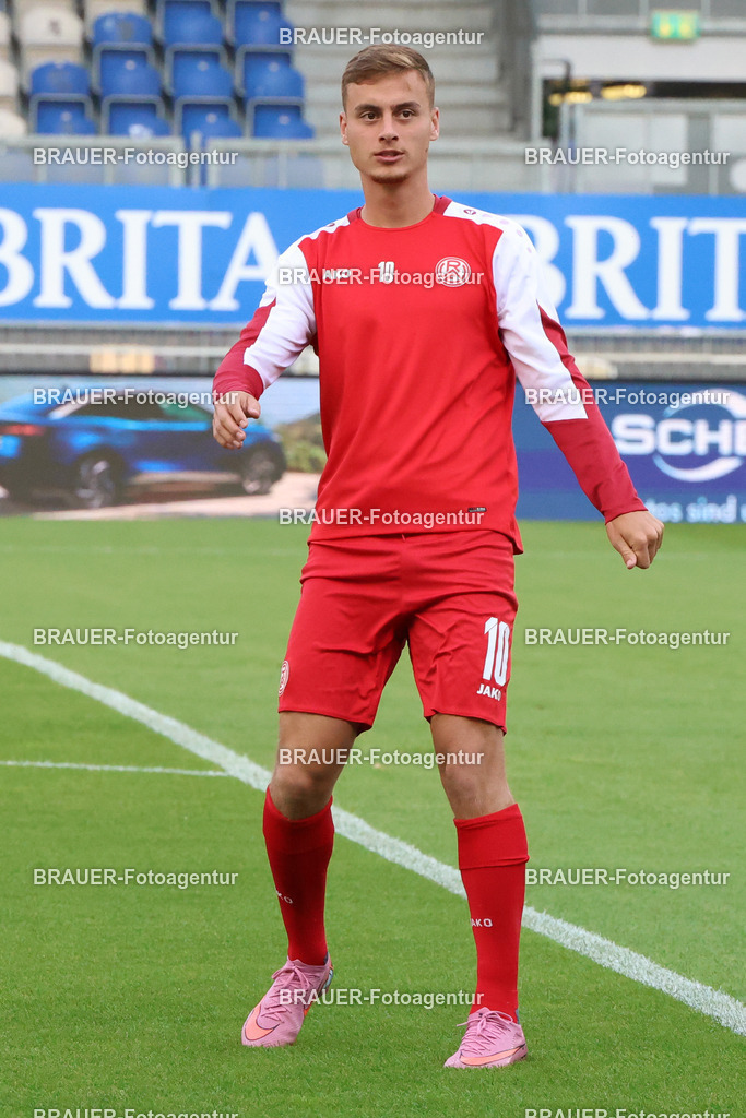 SV Wehen Wiesbaden - Rot-Weiss Essen | Wiesbaden, Deutschland, 22.08.2025Marvin Obuz  (Rot-Weiss Essen) schautwährend des drittliga Spiels zwischen SV Wehen Wiesbaden und Rot-Weiss Essen am 22.08.2025 in der BRITA-Arena in Wiesbaden. (Foto von Timo Bluhmki-Schmidt/Brauer Fotoagentur