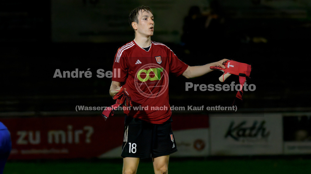 Preetzer TSV vs MTV Dänischenhagen | Max Benninghoff (Dänischenhagen #18) musste nach dem Platzverweis für Moritz Heinemann (Dänischenhagen #33) als Feldspieler ins Tor / Fußball-Verbandsliga Ost Männer 2026/2027 / Preetzer TSV vs MTV Dänischenhagen / Jahnplatz / Preetz / 16.10.26 - Realisiert mit Pictrs.com