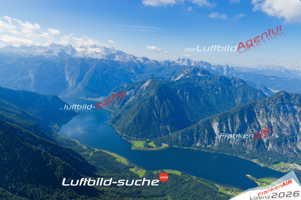 Schrägluftbild  Hallstätter See  Hallstatt - Das Luftbild wurde 2025 vom UL-Flugzeug heraus erstellt ( keine Drohne ) - Hochauflösende Luftaufnahme -Nicht vergleichbar mit Google Maps oder Satelittenbilder- Die Geschenkidee !Mit Lizenz und Bildrechte bestellbar