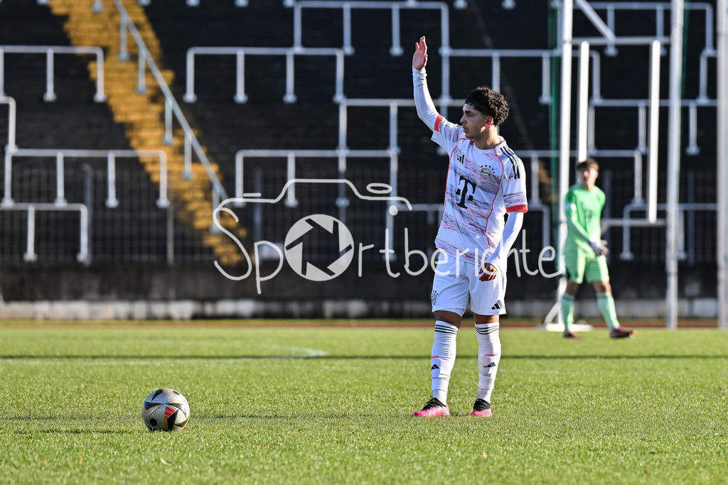 TSV Schwaben Augsburg - FC Bayern Amateure | AUGSBURG, GERMANY - 29. NOVEMBER: am Ball Jussef NASRAWE (FC Bayern München II 3) / Einzelfoto / Freisteller beim Ligaspiel zwischen dem TSV Schwaben Augsburg und den Amateuren des FC Bayern am 20. Spieltag der Regionalliga Bayern im Rosenaustadion