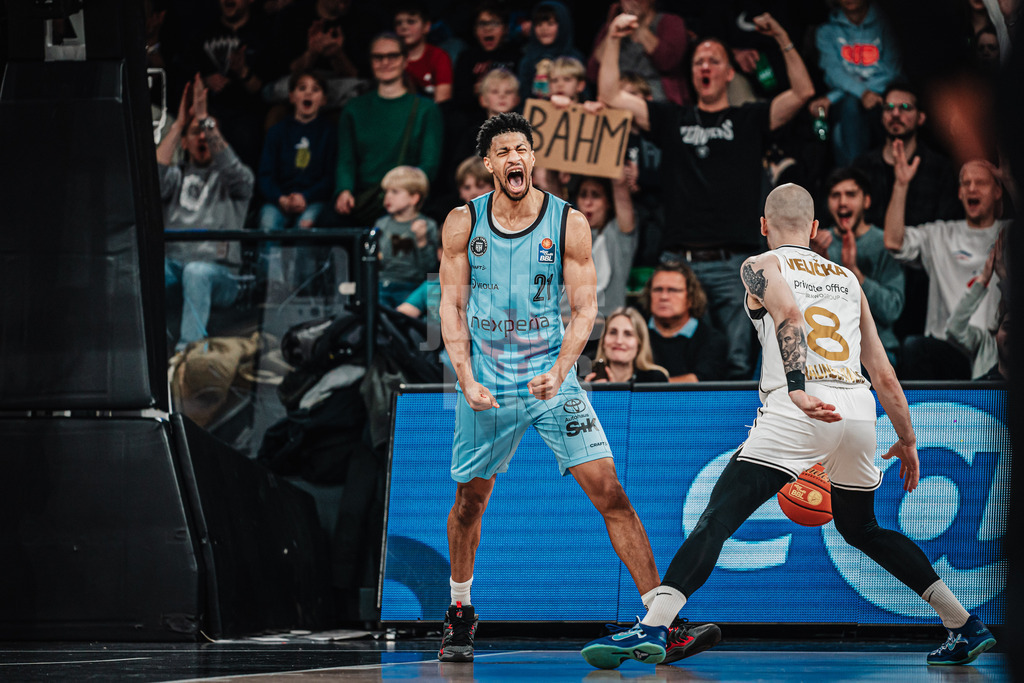 Basketball | Männer | Saison 2024/2025 | easyCredit Basketball Bundesliga | 14. Spieltag | Veolia Towers Hamburg vs. Basketball Löwen Braunschweig | 30.12.2024 | Jordan Barnett (#21, Veolia Towers Hamburg) jubelt